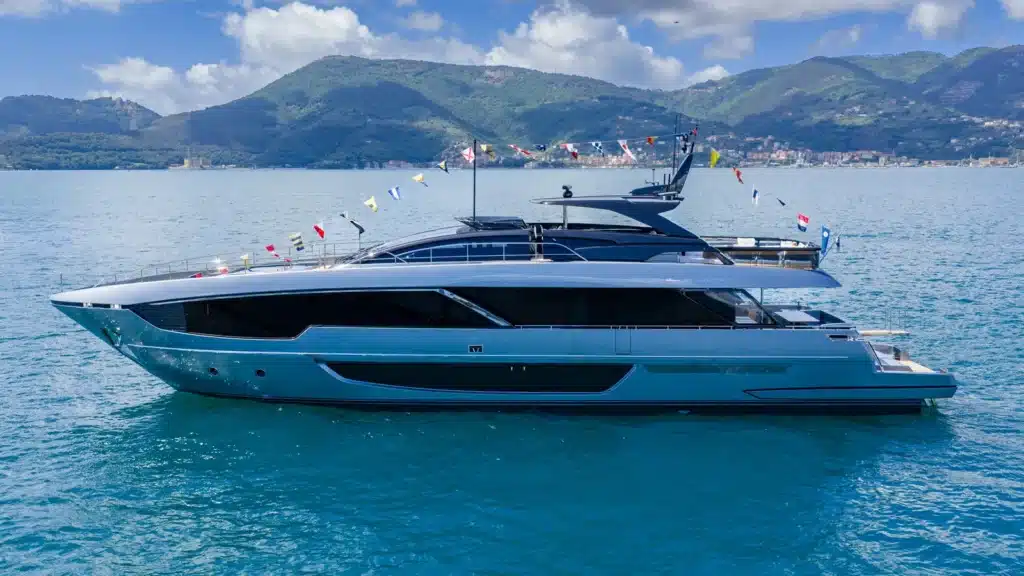 Riva lance le dernier Corsaro Super 102' pour le pilote de Formule 1 Charles Leclerc