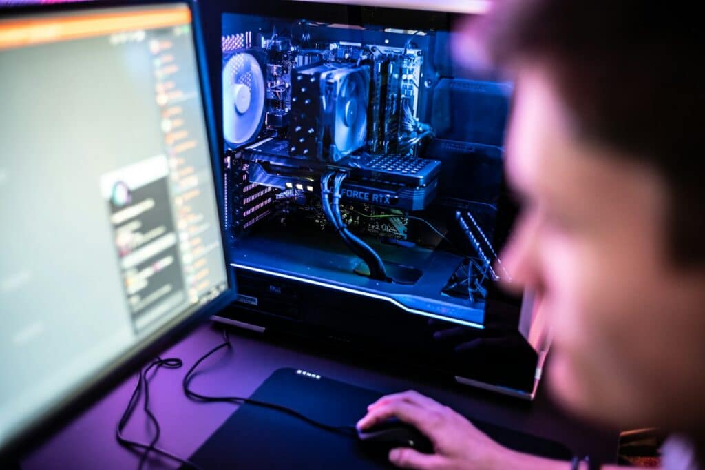 a man is looking at a computer screen Libre de droit