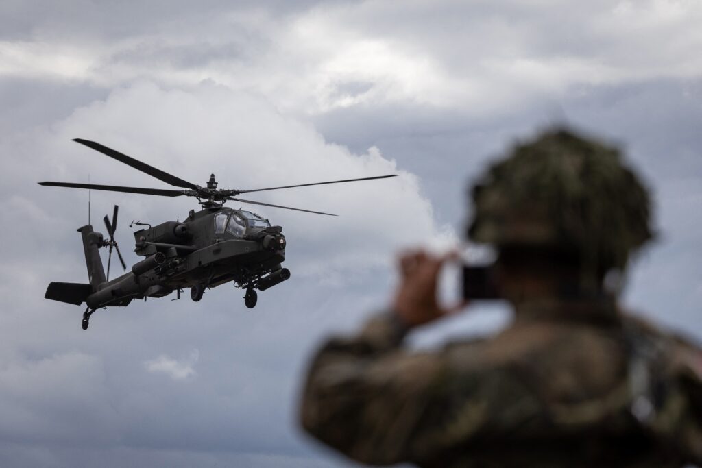 Trump refrappe &agrave; l&rsquo;Iran apr&egrave;s la destruction d&rsquo;un Apache pr&egrave;s du d&eacute;troit d&rsquo;Ormuz