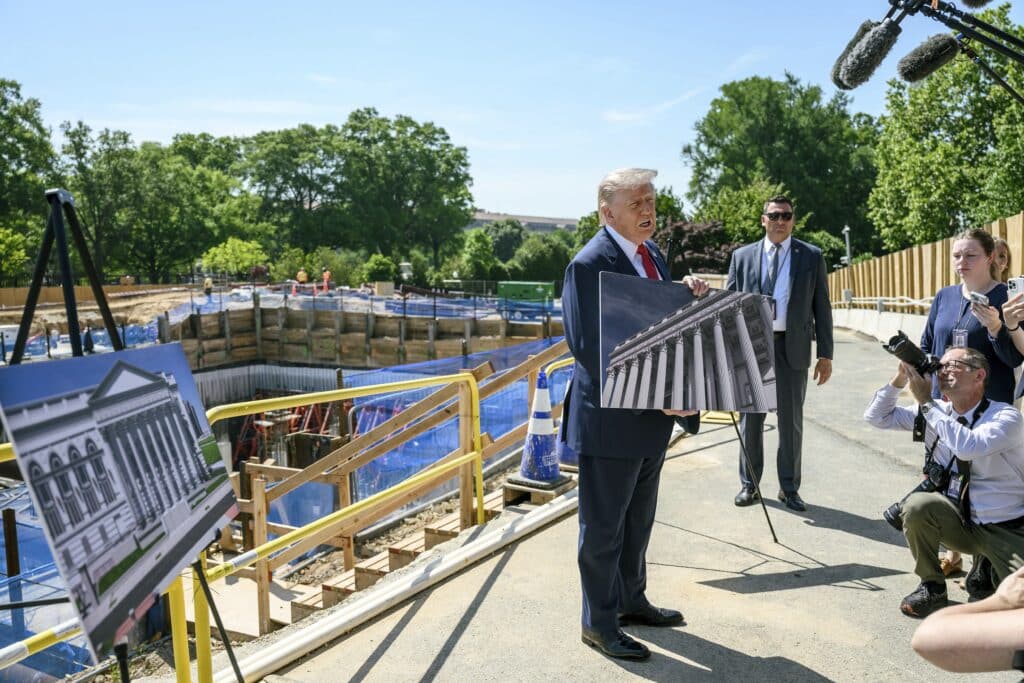 Salle de bal g&eacute;ante, bunker et h&ocirc;pital : le chantier de Trump co&ucirc;terait bien plus que pr&eacute;vu