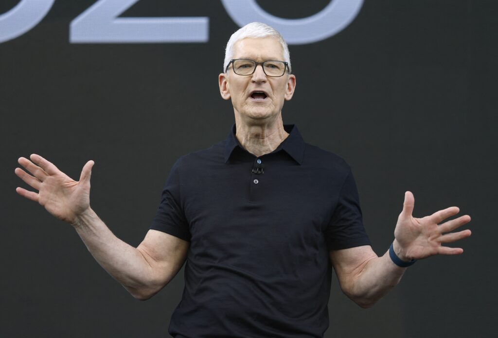 &laquo; Je n&rsquo;ai jamais rien vu de semblable &raquo; : Tim Cook pr&eacute;vient d&rsquo;une flamb&eacute;e des prix des iPhone
