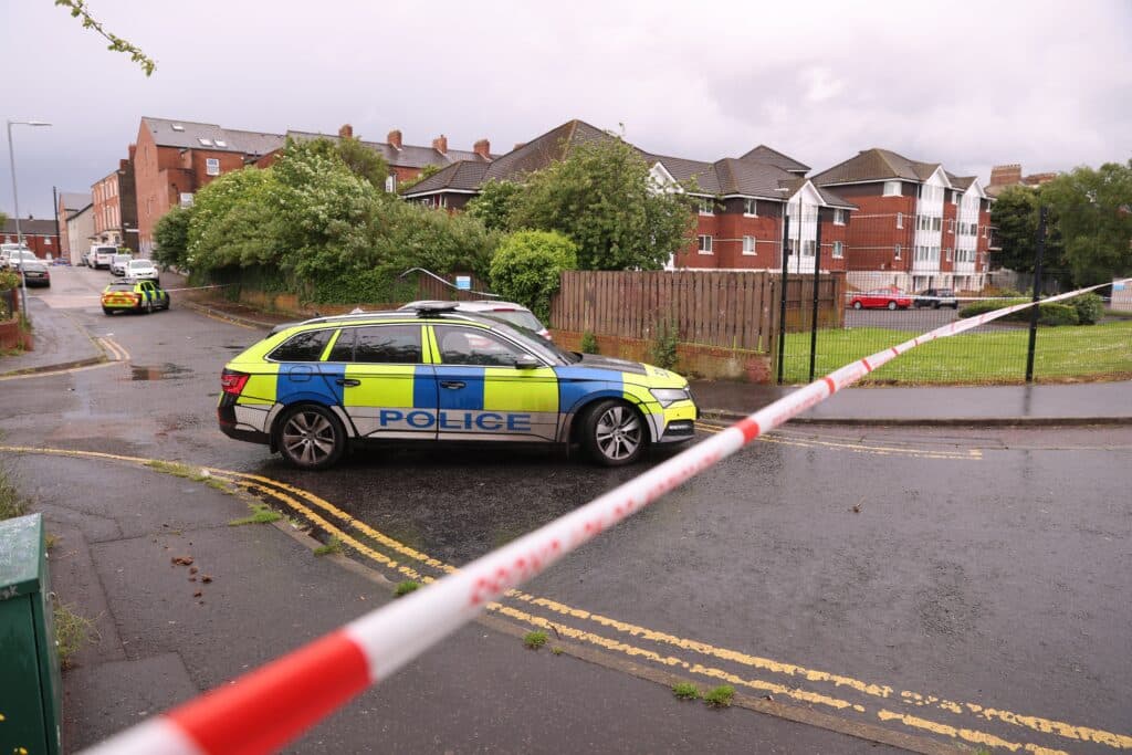 &laquo; Une sc&egrave;ne m&eacute;di&eacute;vale &raquo; : Belfast boulevers&eacute;e par une agression d'une extr&ecirc;me violence