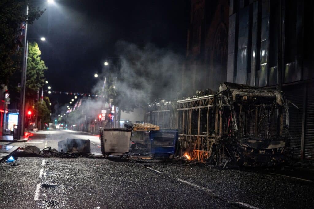 Belfast en flammes : la question migratoire explose apr&egrave;s une attaque sauvage