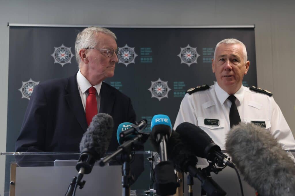 Apr&egrave;s l&rsquo;attaque de Belfast, le Royaume-Uni d&eacute;couvre le co&ucirc;t s&eacute;curitaire de sa crise migratoire