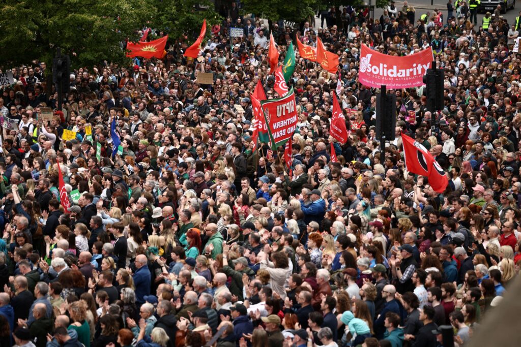 Duizenden mensen betogen tegen racisme in Belfast na dagen van geweld
