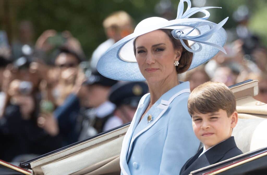 Visages ferm&eacute;s et regards crisp&eacute;s : la s&eacute;quence de Kate Middleton qui fait parler