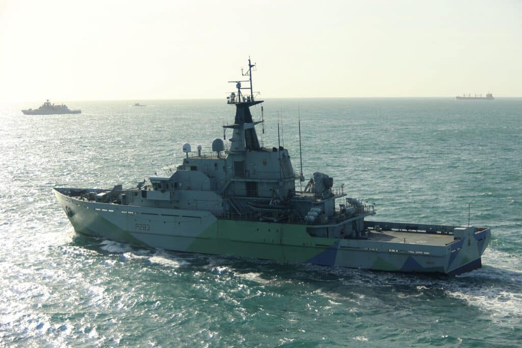 La Manche sous tension : un navire de guerre russe ouvre le feu pr&egrave;s d'un yacht britannique