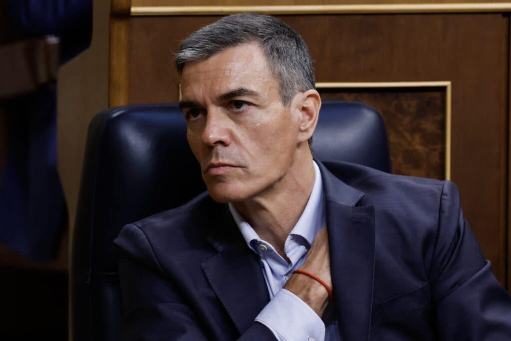 Pris dans les mailles des scandales, Pedro Sanchez est d&eacute;sormais m&ecirc;me l&acirc;ch&eacute; par ses alli&eacute;s