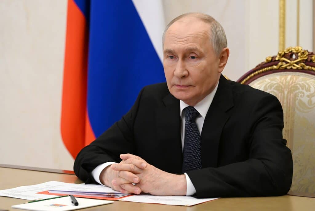 La Crim&eacute;e triomphale assi&eacute;g&eacute;e, Moscou en feu : vers la descente aux enfers de Poutine ?