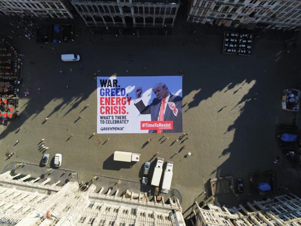 Greenpeace d&eacute;ploie une immense banderole anti-Trump sur la Grand-Place de Bruxelles