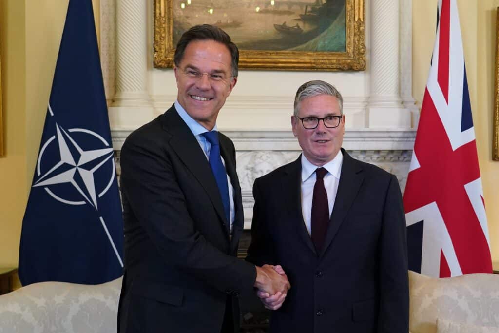 Sit&ocirc;t parti, sit&ocirc;t recas&eacute; ? Starmer se voit &agrave; l'Otan