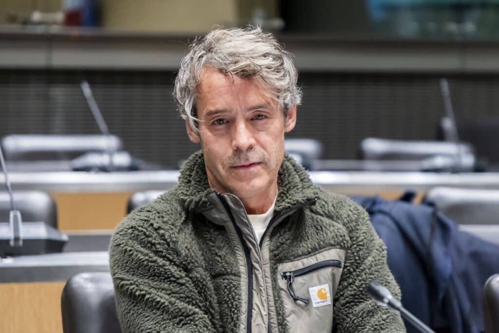 &laquo; Tout le monde s'en fout &raquo; : la blague de Yann Barth&egrave;s sur les habitants des combles fait un toll&eacute;
