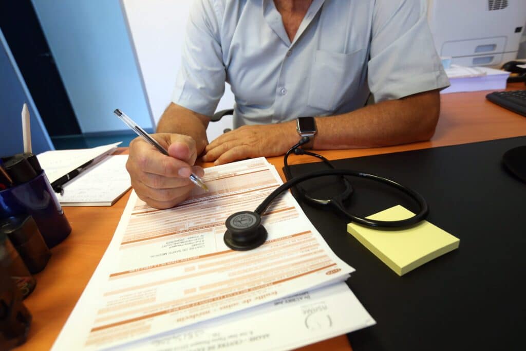 L'IA peut-elle devenir m&eacute;decin ? Le premier grand test grandeur d&eacute;clenche une fronde