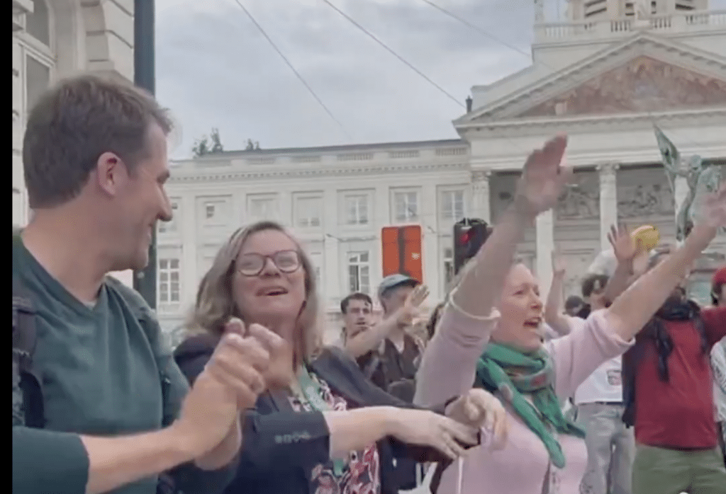 Quand &Eacute;colo chante des slogans antifascistes contre une r&eacute;forme de l'enseignement...