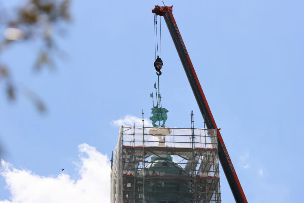 Le Cheval Bayard retrouve sa place au sommet du Palais de Justice de Termonde
