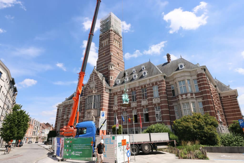 Le Cheval Bayard retrouve sa place au sommet du Palais de Justice de Termonde