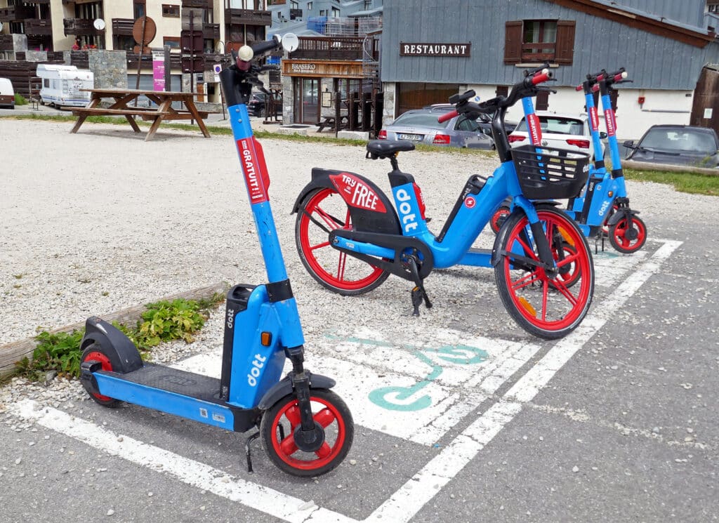 Bruxelles bannit les trottinettes en libre-service d&egrave;s 2027