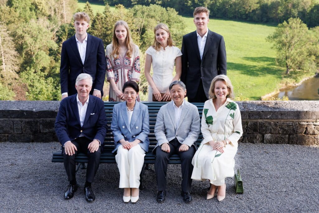 Entre intimit&eacute; et protocole, la visite du couple imp&eacute;rial japonais d&eacute;bute &agrave; Ciergnon. (First Row) King Philippe - Filip of Belgium, Japanese Empress Masako, Japanese Emperor Naruhito, Queen Mathilde of Belgium, (Second Row) Prince Emmanuel, Princess Eleonore, Crown Princess Elisabeth and Prince Gabriel pose for photographers during the family picture at the Royal Domain of Ciergnon during the official state visit of the Japanese Emperor and Empress to Belgium, on Sunday 21 June 2026, in Ciergnon. The Emperor and Empress of Japan visit Belgium from June 20-25.