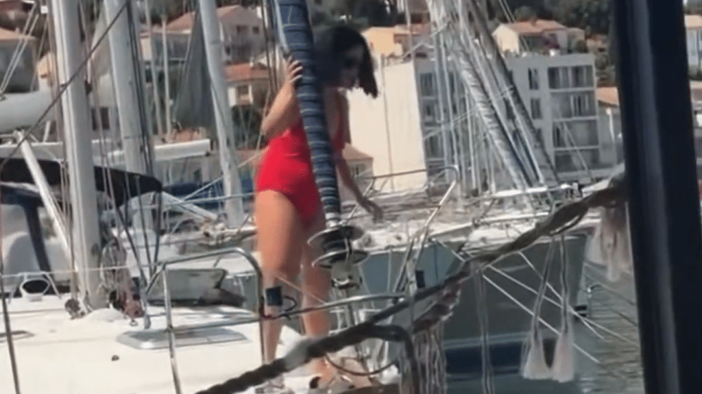 Apr&egrave;s ses critiques des yachts, Manon Aubry film&eacute;e &agrave; bord d'un voilier en pleine canicule