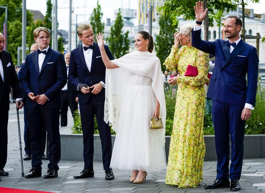 Le prince Sverre Magnus (2e &agrave; gauche), le prince Marius Borg H&oslash;iby (3e &agrave; gauche), la princesse h&eacute;riti&egrave;re Mette-Marit (2e &agrave; droite) et le prince h&eacute;ritier Haakon (&agrave; droite) arrivent au d&icirc;ner organis&eacute; par le gouvernement norv&eacute;gien &agrave; la biblioth&egrave;que Deichman Bj&oslash;rvika d'Oslo, le 16 juin 2022, soit plusieurs mois apr&egrave;s la date de son anniversaire. La princesse Ingrid Alexandra a eu 18 ans le 21 janvier 2022, mais les c&eacute;l&eacute;brations avaient &eacute;t&eacute; report&eacute;es au mois de juin en raison de la pand&eacute;mie de Covid-19.