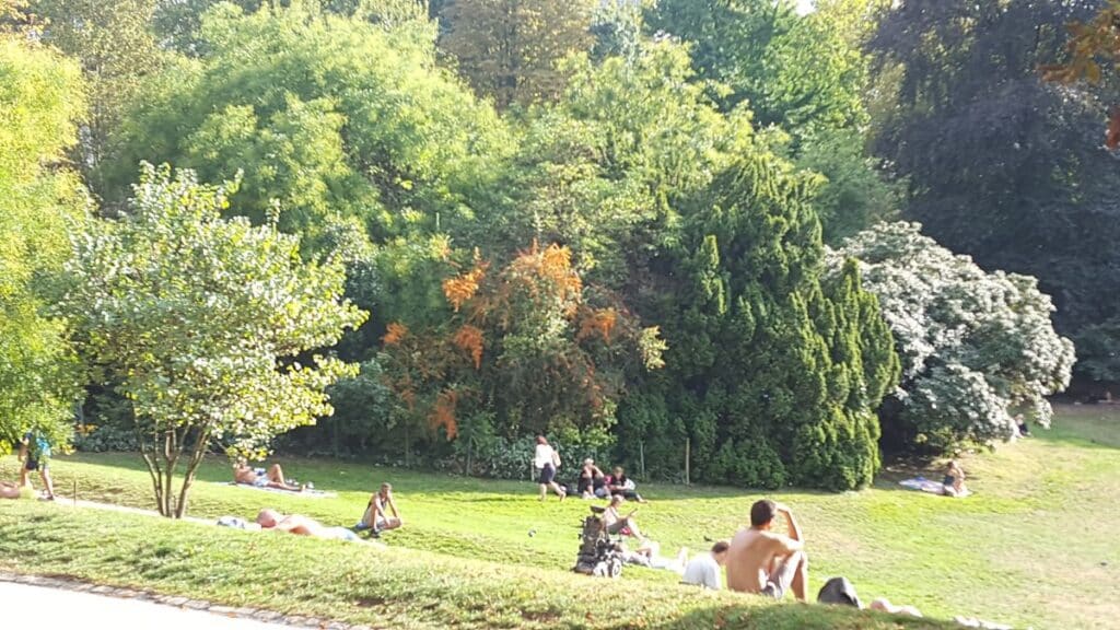 Phototh&egrave;que : Parc, soleil, chaleur Parc des Buttes-Chaumont, Paris 19e