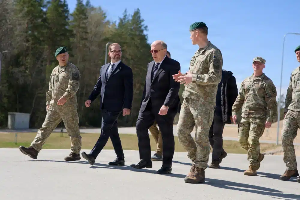 Domaine public Des officiers de l'arm&eacute;e am&eacute;ricaine ont escort&eacute; le commissaire europ&eacute;en &agrave; la D&eacute;fense et &agrave; l'Espace, Andrius Kubilius, et le ministre lituanien de la D&eacute;fense nationale, Robertas Kaunas, lors d'une visite du camp d'entra&icirc;nement de Pabradė, en Lituanie, le 24 avril 2026. La visite comprenait une d&eacute;couverte des casernes financ&eacute;es par la Lituanie et abritant les forces am&eacute;ricaines en rotation, ainsi qu'une rencontre avec les responsables du 1er bataillon du 12e r&eacute;giment de cavalerie. Les forces am&eacute;ricaines et lituaniennes poursuivent leur entra&icirc;nement et leur coordination afin de renforcer l'interop&eacute;rabilit&eacute; et la capacit&eacute; op&eacute;rationnelle de l'OTAN. (Photo de l'arm&eacute;e am&eacute;ricaine, sergent Dakota Bradford)