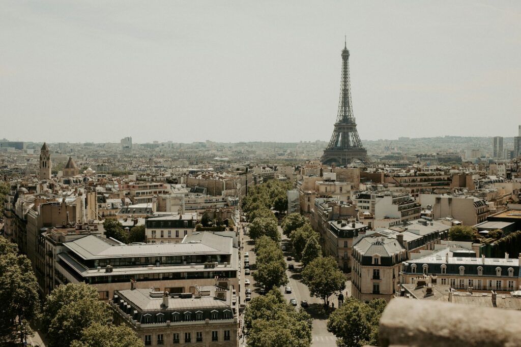 Paris : Quand les toits de carte postale deviennent des fours urbains