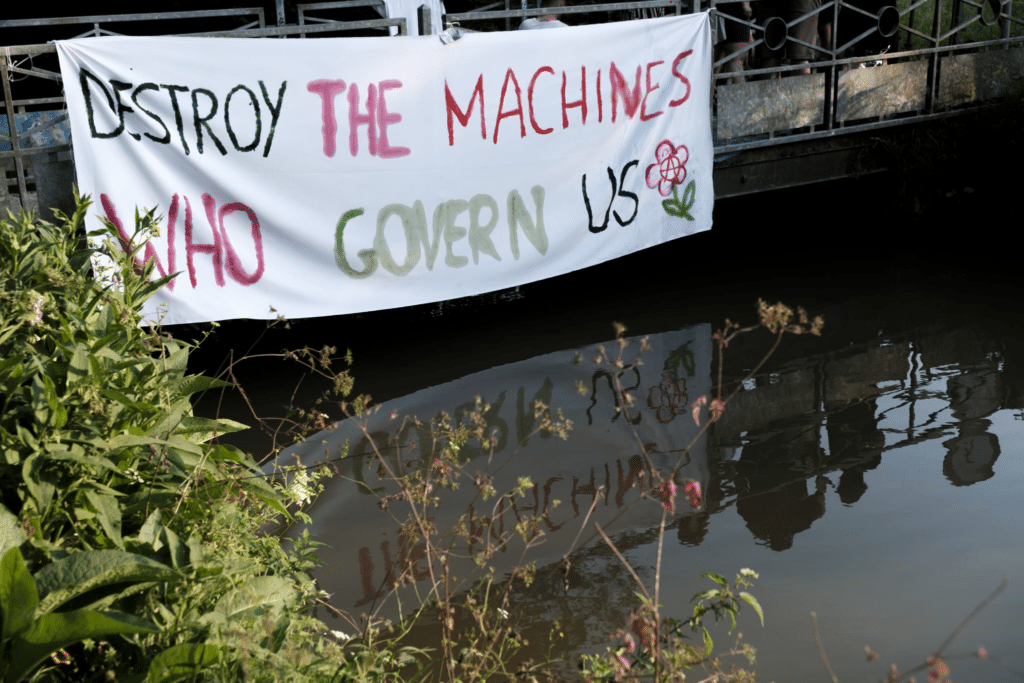 Code Rouge manifeste &agrave; Farciennes contre le data center de Google et le &laquo; technofascisme &raquo;