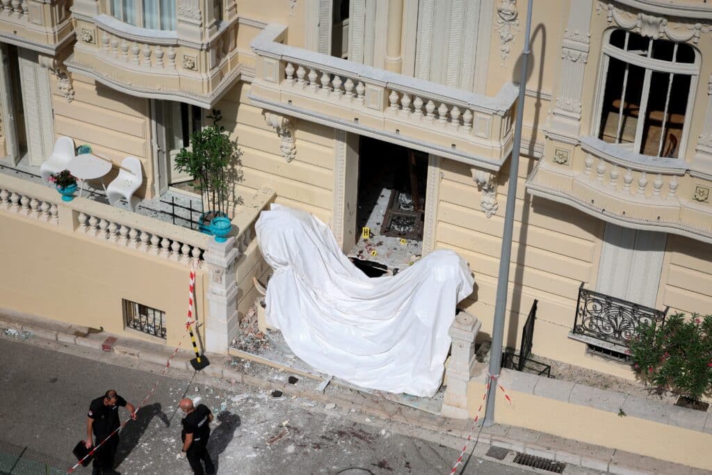 Monaco : Interpol mobilis&eacute; pour retrouver l'Ukrainienne recherch&eacute;e Members of a bomb disposal team operate the day after an allaged attack involving an explosive device in the lobby of a residential building, in Monaco on June 30, 2026. Law enforcement officers were deployed on the morning of June 30, 2026, in Monaco and the surrounding area in an attempt to track down the suspect in the parcel bomb explosion that rocked the principality on the evening of June 29, 2026 seriously injuring a Ukrainian oligarch and two of his relatives.