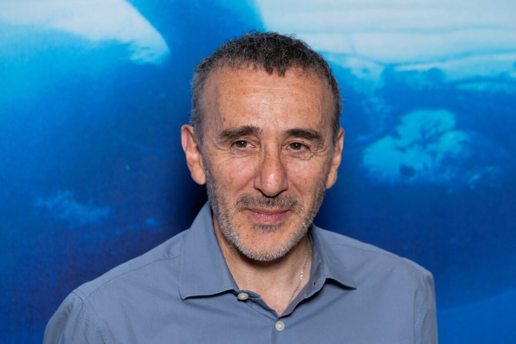 &laquo; Je trouve LFI plus dangereux que le RN &raquo; : &Eacute;lie Semoun assume un spectaculaire changement de cap