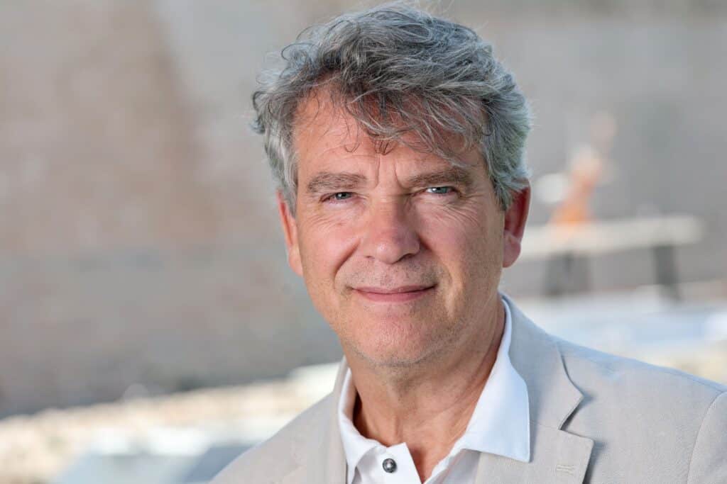 &laquo; C'est un fou furieux, &agrave; neutraliser d'urgence &raquo; : Montebourg charge violemment M&eacute;lenchon