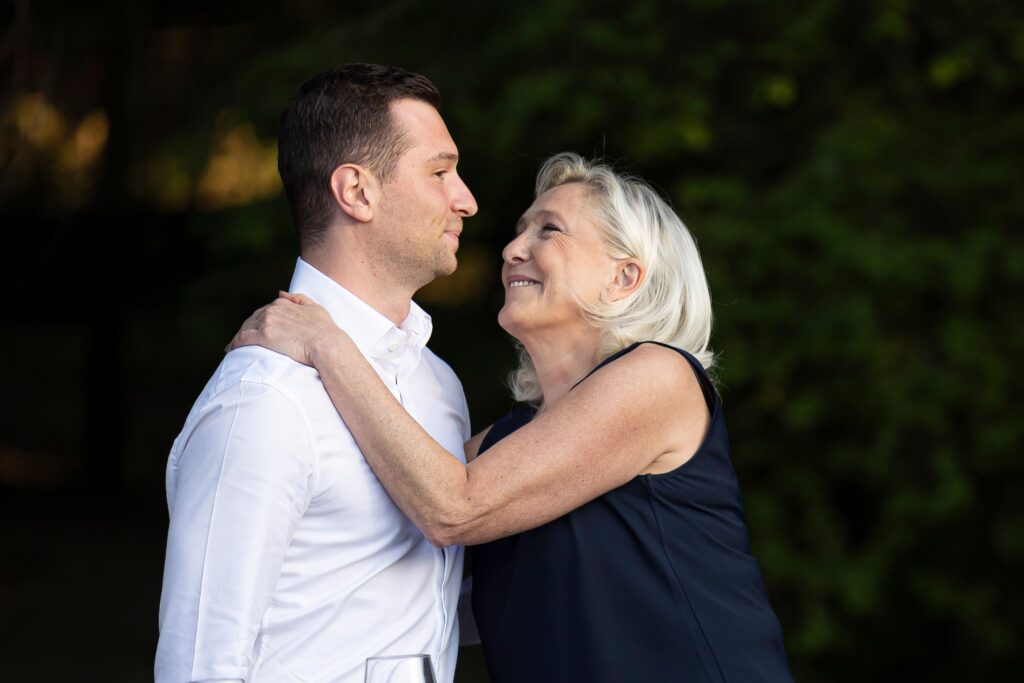 Marine Le Pen condamn&eacute;e &agrave; trois ans de prison, voie royale pour Bardella ?