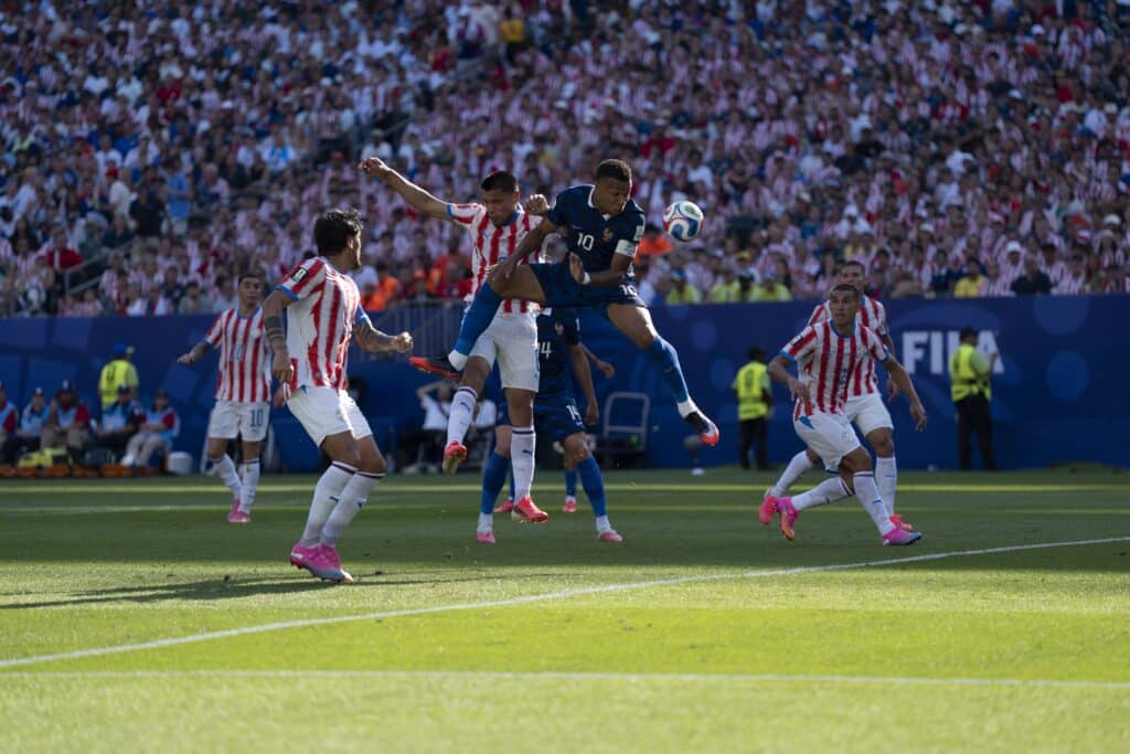 Un arbitre au c&oelig;ur de la pol&eacute;mique apr&egrave;s le combat France Paraguay