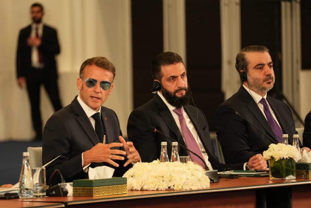 Pourquoi Emmanuel Macron porte des lunettes de soleil durant son voyage officiel en Syrie ?