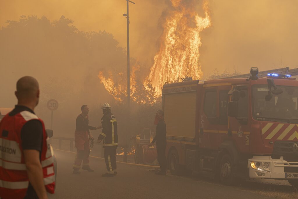 Incendie au Cap Ferret : Julien Courbet et Laura Smet &eacute;vacu&eacute;s, l&rsquo;animateur raconte sa fuite en urgence