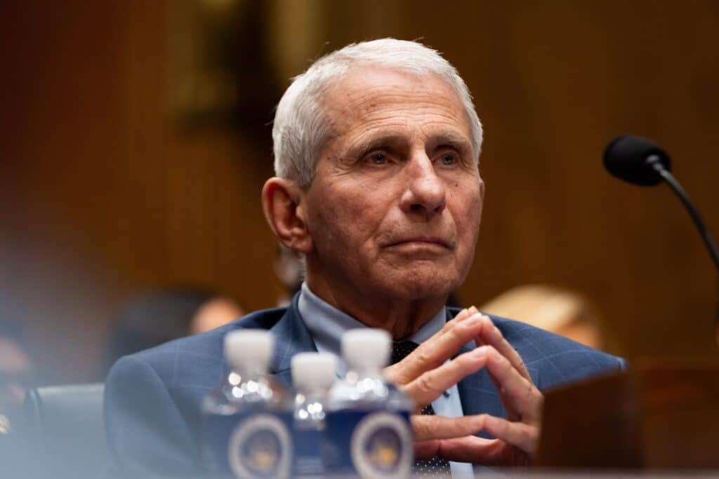 Le silence d'Anthony Fauci fait exploser les soup&ccedil;ons autour du Covid