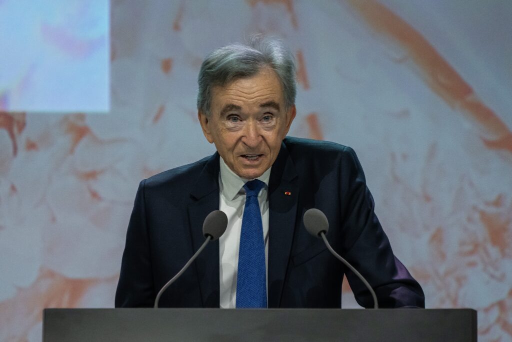 Bernard Arnault pr&eacute;f&egrave;re X et les podcasts aux m&eacute;dias traditionnels&nbsp;: le grand bouleversement de l&rsquo;information est en marche
