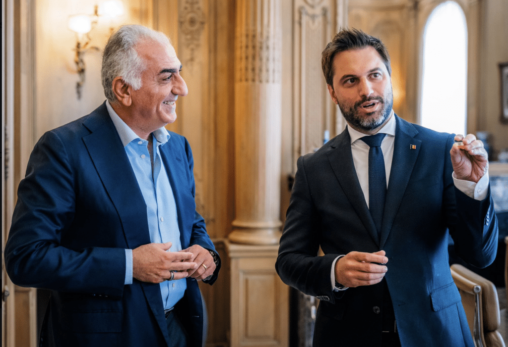 Apr&egrave;s sa rencontre avec Reza Pahlavi, Bouchez r&eacute;clame l'expulsion de l'ambassadeur iranien