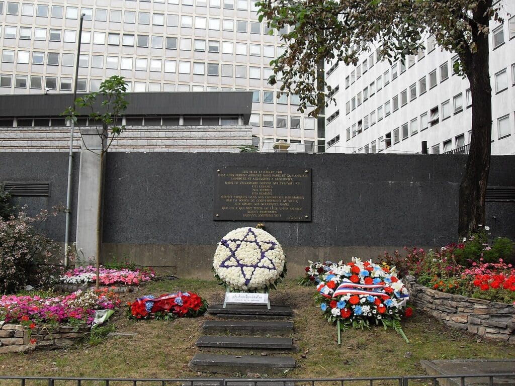 La France comm&eacute;more la rafle du Vel d'Hiv apr&egrave;s le vandalisme d'une plaque parisienne