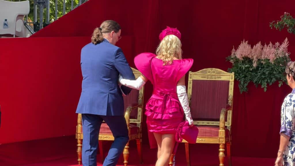 Princesse Delphine, 58 ans, en robe rose pour la F&ecirc;te nationale : &laquo; De mon point de vue, &ccedil;a pouvait encore &ecirc;tre plus court &raquo;