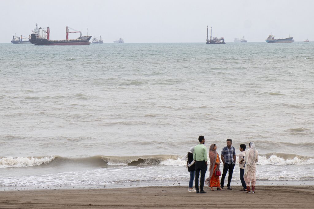 d&eacute;troit d'Ormuz In this picture obtained from Iran's ISNA news agency on April 24, 2026, Iranians are seen at Suru Beach in Bandar Abbas along the Strait of Hormuz.