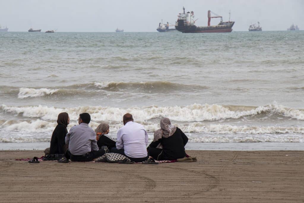D&eacute;troit d'Ormuz d&eacute;troit d'Ormuz In this picture obtained from Iran's ISNA news agency on April 24, 2026, Iranians are seen at Suru Beach in Bandar Abbas along the Strait of Hormuz.