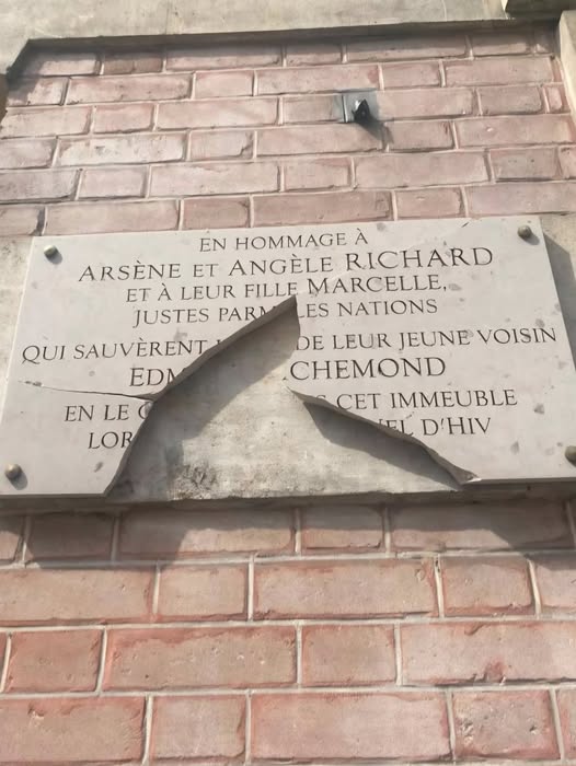 La France comm&eacute;more la rafle du Vel d'Hiv apr&egrave;s le vandalisme d'une plaque parisienne