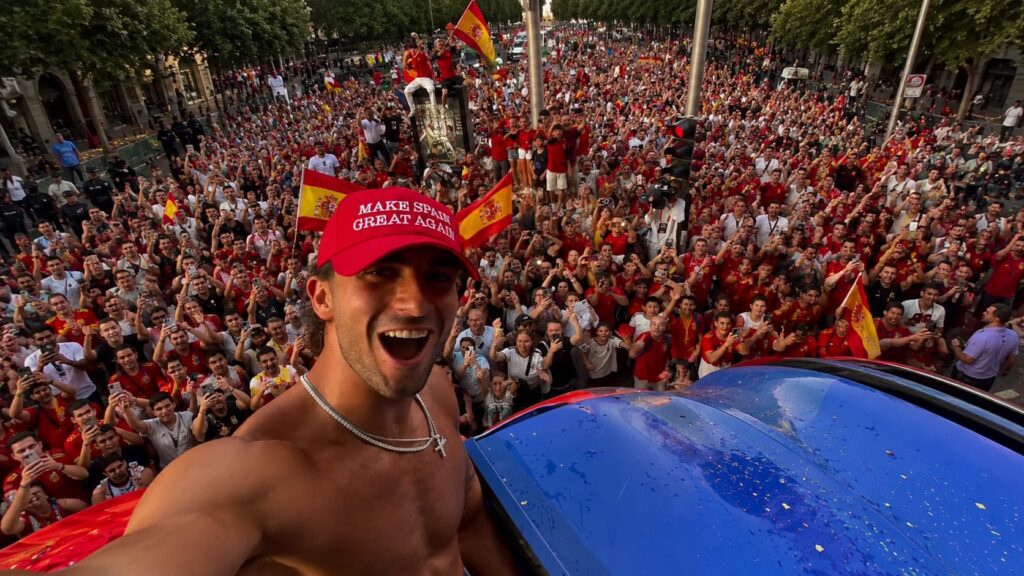 Ferran Torres c&eacute;l&egrave;bre le sacre mondial avec une casquette &laquo; Make Spain Great Again &raquo; qui fait le buzz