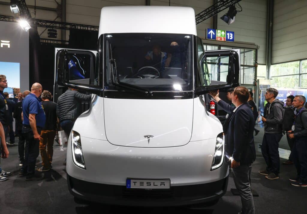 Tesla va commercialiser son camion &eacute;lectrique Semi en Europe