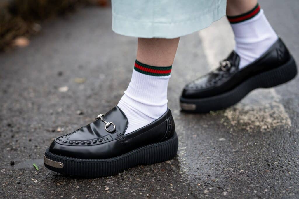 Mocassins, chaussettes de sport et pantalon informe : la g&eacute;n&eacute;ration Z r&eacute;invente l&rsquo;&eacute;l&eacute;gance