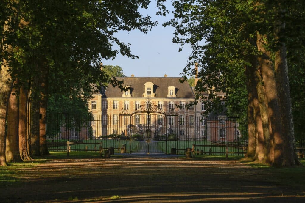 La France veut sauver ses ch&acirc;teaux, mais pousse-t-elle leurs propri&eacute;taires &agrave; les vendre ?