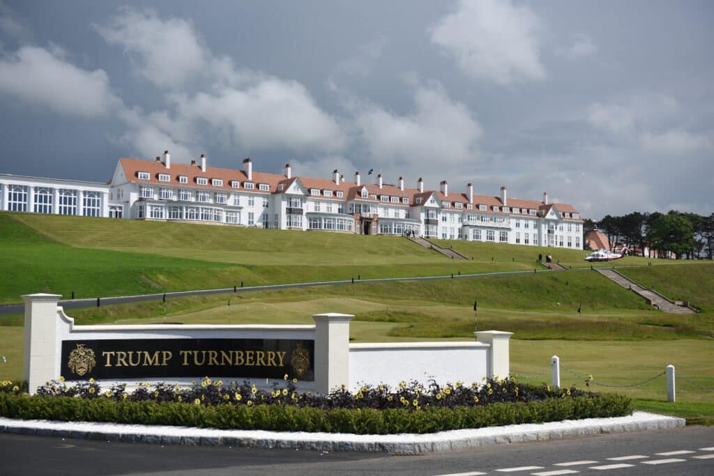 Sept militants pro-palestiniens poursuivis apr&egrave;s le vandalisme du golf de Trump : le parquet invoque le terrorisme