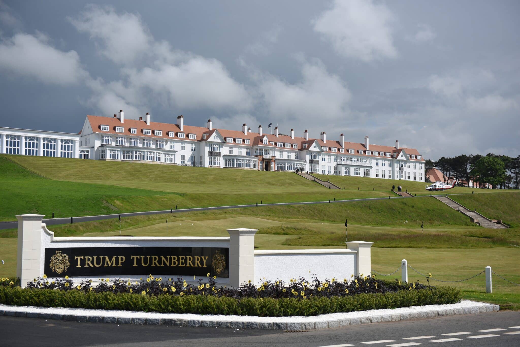 Siete activistas pro palestinos procesados tras vandalismo en el campo de golf de Trump: el procesamiento invoca terrorismo