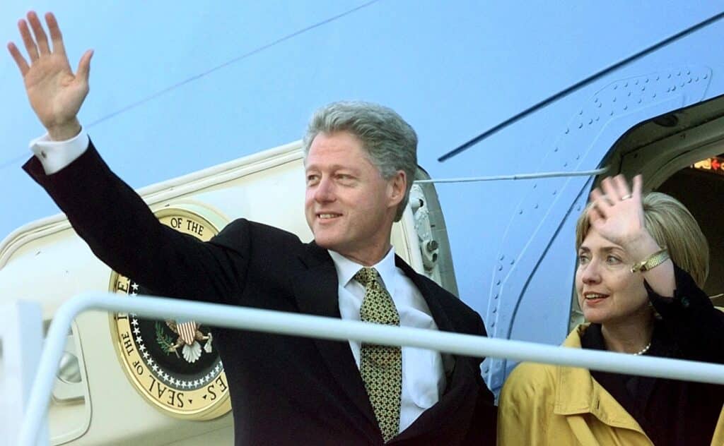 26 ans avant Trump, Clinton avait d&eacute;j&agrave; utilis&eacute; Air Force One pour tromper une menace